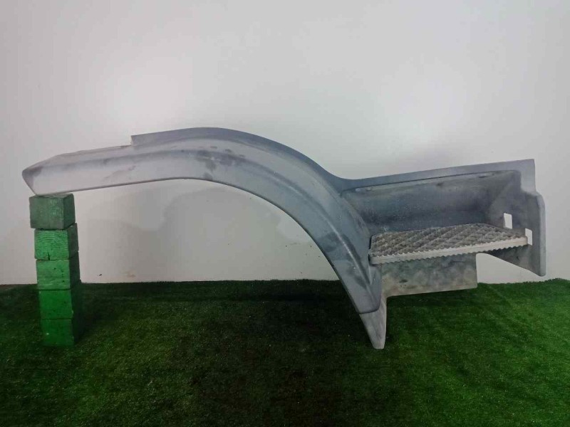 Recambio de estribo para iveco eurocargo 5.9 diesel referencia OEM IAM 8142618D ESCALON.DERECHO 