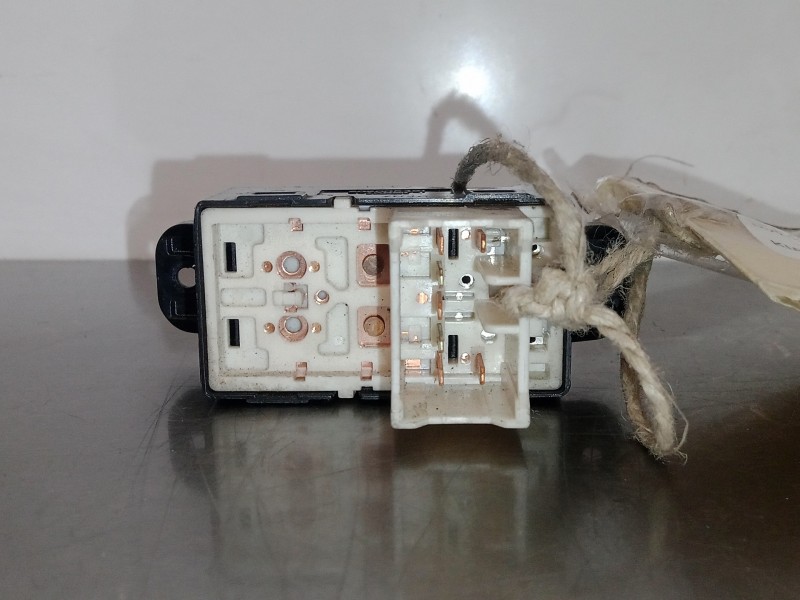 Recambio de mando elevalunas delantero derecho para kia cerato 1.6 cat referencia OEM IAM 202005491  