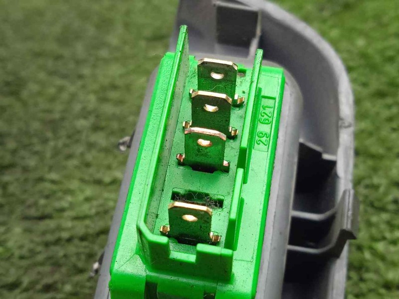 Recambio de mando elevalunas delantero derecho para peugeot 107 1.0 cat (384f) referencia OEM IAM 848100H010A 4.PINES 