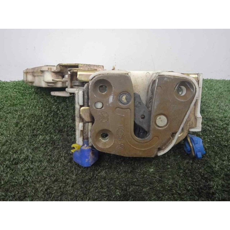 Recambio de cerradura puerta delantera derecha para nissan vanette cargo 2.3 diesel referencia OEM IAM 8055261U01 2.PINES 