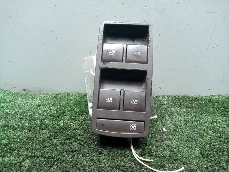 Recambio de mando elevalunas delantero izquierdo para opel insignia berlina 2.0 cdti cat referencia OEM IAM 13305012-251884 4.BO