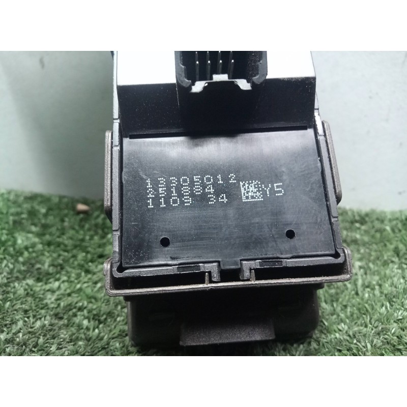 Recambio de mando elevalunas delantero izquierdo para opel insignia berlina 2.0 cdti cat referencia OEM IAM 13305012-251884 4.BO