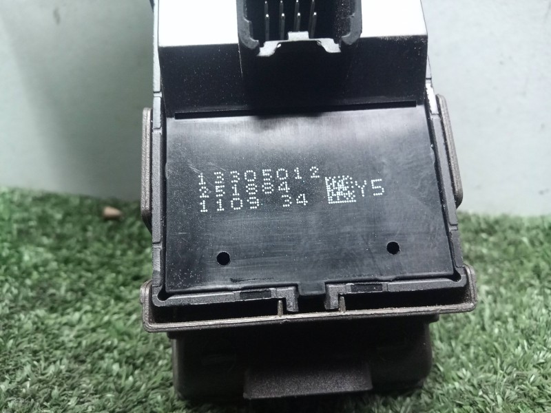 Recambio de mando elevalunas delantero izquierdo para opel insignia berlina 2.0 cdti cat referencia OEM IAM 13305012-251884 4.BO