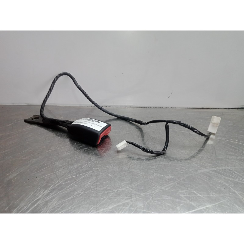 Recambio de enganche cinturon delantero derecho para toyota auris 1.6 16v cat referencia OEM IAM E034501  