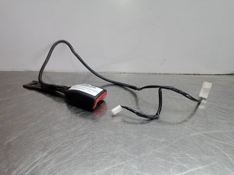 Recambio de enganche cinturon delantero derecho para toyota auris 1.6 16v cat referencia OEM IAM E034501  