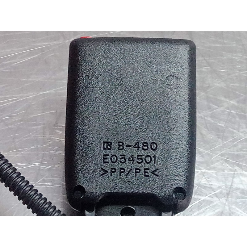 Recambio de enganche cinturon delantero derecho para toyota auris 1.6 16v cat referencia OEM IAM E034501  