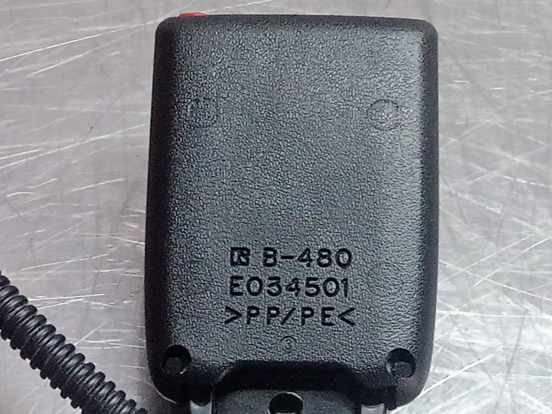 Recambio de enganche cinturon delantero derecho para toyota auris 1.6 16v cat referencia OEM IAM E034501  