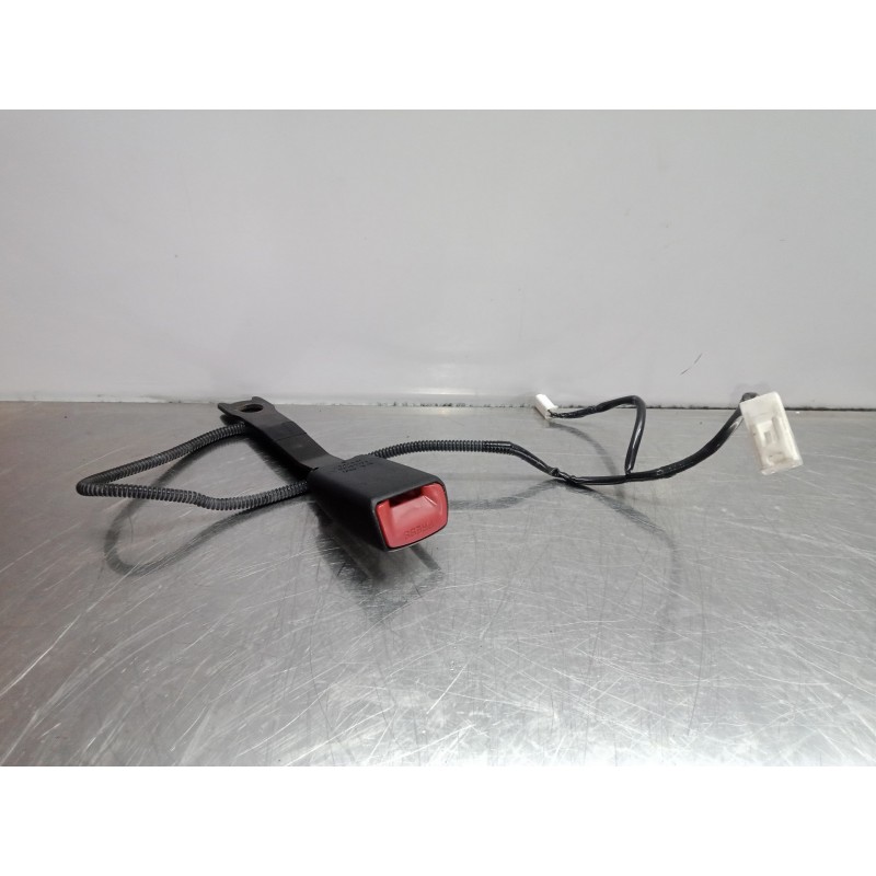 Recambio de enganche cinturon delantero derecho para toyota auris 1.6 16v cat referencia OEM IAM E034501  