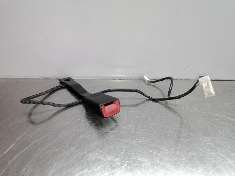 Recambio de enganche cinturon delantero derecho para toyota auris 1.6 16v cat referencia OEM IAM E034501  