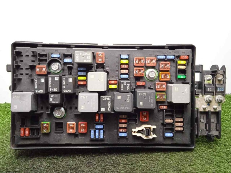 Recambio de caja reles / fusibles para opel insignia berlina 2.0 cdti cat referencia OEM IAM 1334347901-10223609611  