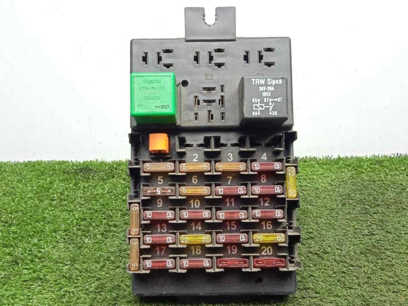 Recambio de caja reles / fusibles para iveco eurocargo (02 - 08) 5.9 d - 100 e 18 referencia OEM IAM SINREFERENCIA  