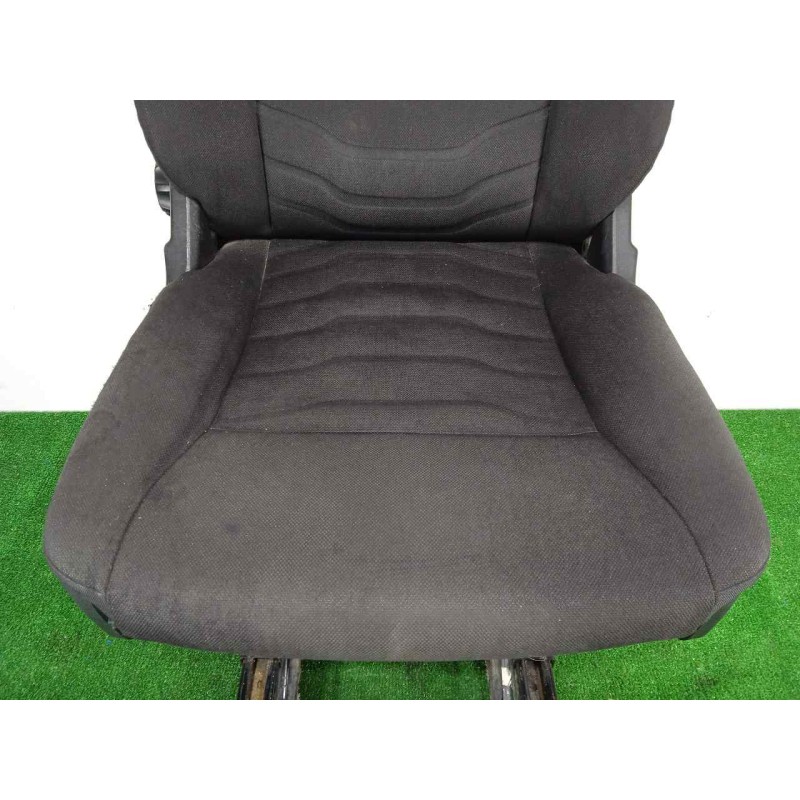 Recambio de asiento delantero derecho para iveco daily furgón 2.3 diesel cat referencia OEM IAM SINREFERENCIA TELA 14-19