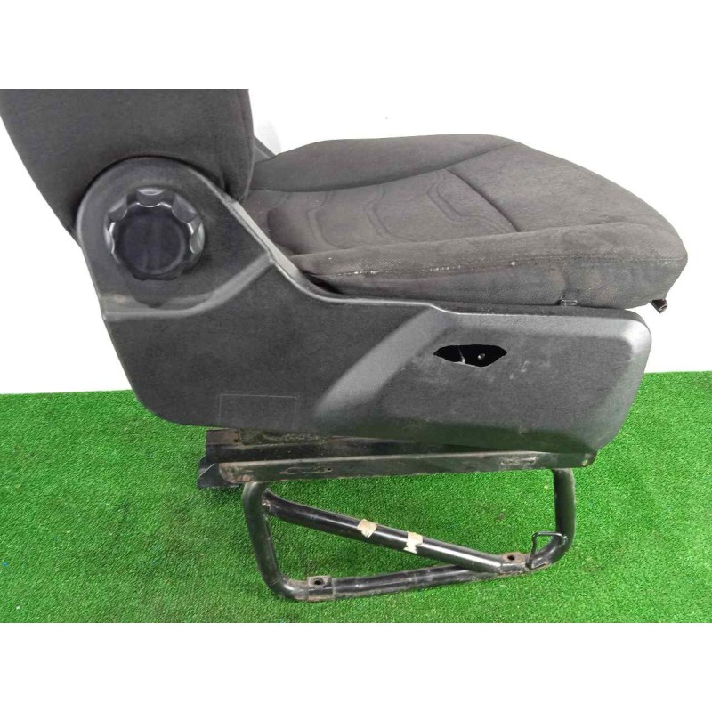 Recambio de asiento delantero derecho para iveco daily furgón 2.3 diesel cat referencia OEM IAM SINREFERENCIA TELA 14-19