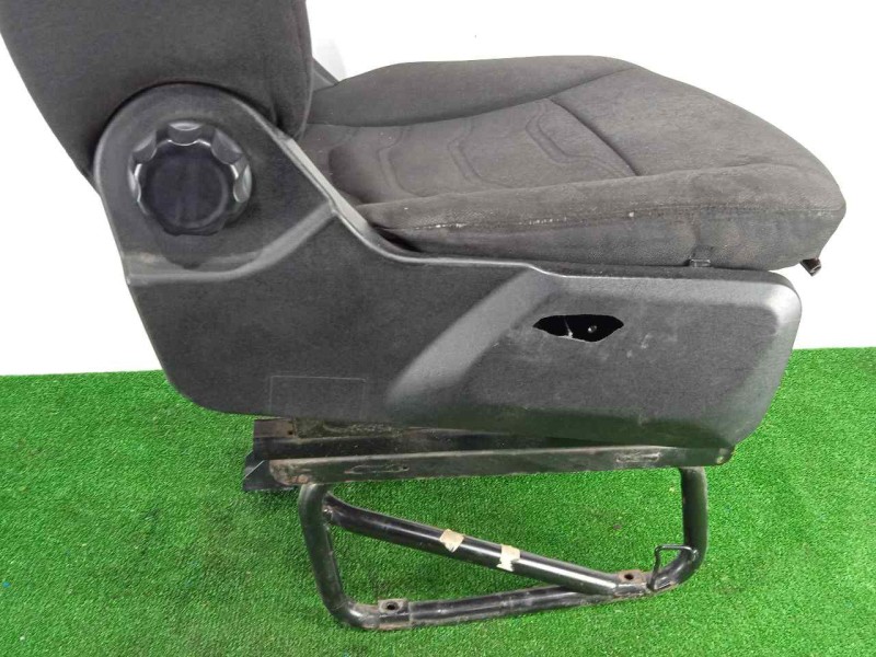 Recambio de asiento delantero derecho para iveco daily furgón 2.3 diesel cat referencia OEM IAM SINREFERENCIA TELA 14-19
