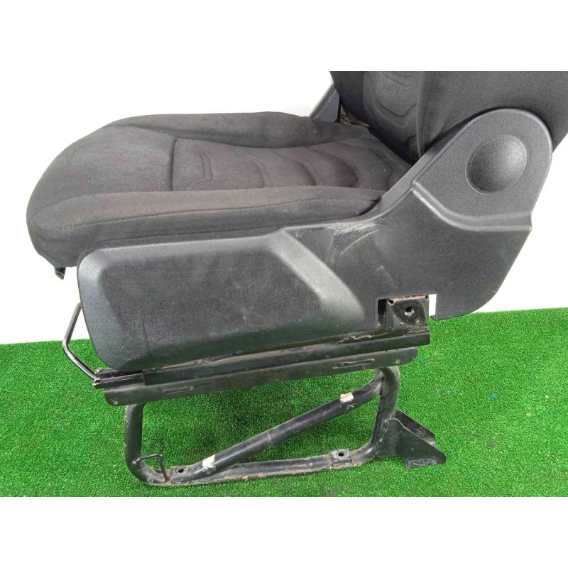 Recambio de asiento delantero derecho para iveco daily furgón 2.3 diesel cat referencia OEM IAM SINREFERENCIA TELA 14-19