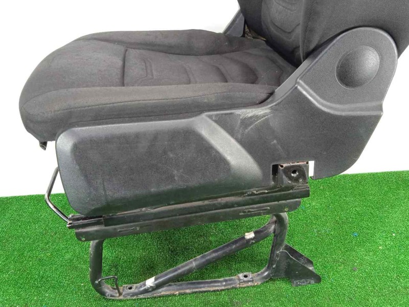 Recambio de asiento delantero derecho para iveco daily furgón 2.3 diesel cat referencia OEM IAM SINREFERENCIA TELA 14-19