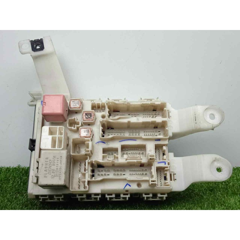 Recambio de caja reles / fusibles para toyota auris 1.4 turbodiesel cat referencia OEM IAM 02117L08-8273002150A-302757J21  