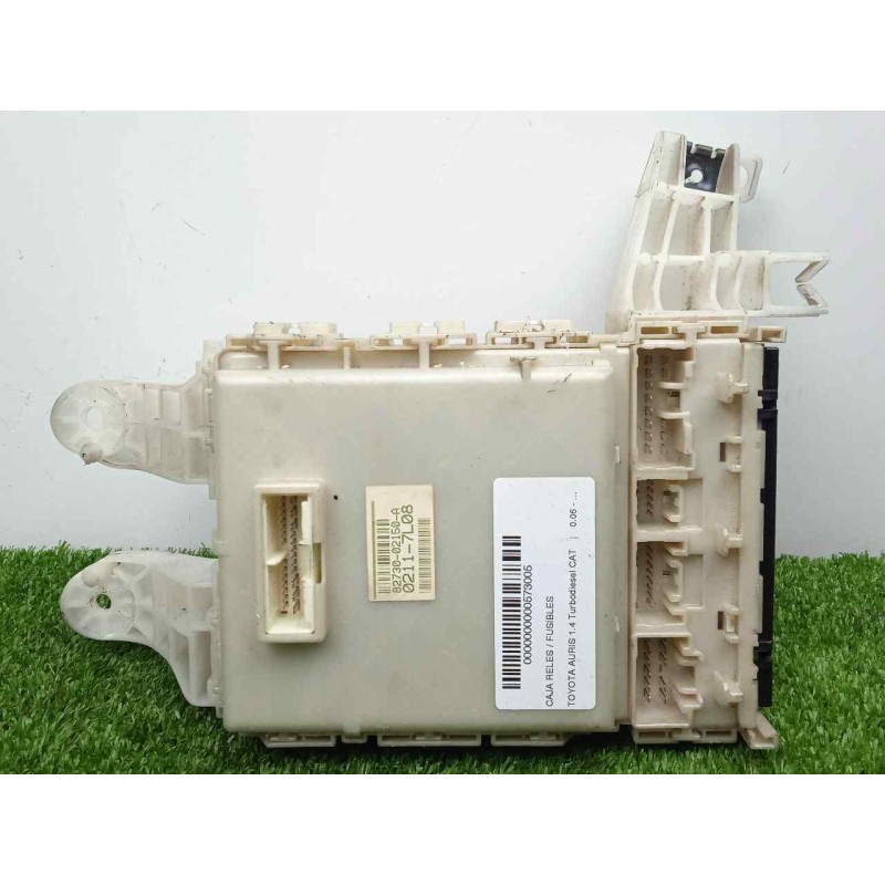 Recambio de caja reles / fusibles para toyota auris 1.4 turbodiesel cat referencia OEM IAM 02117L08-8273002150A-302757J21  