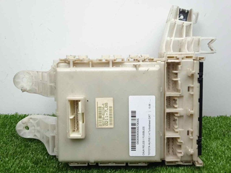 Recambio de caja reles / fusibles para toyota auris 1.4 turbodiesel cat referencia OEM IAM 02117L08-8273002150A-302757J21  