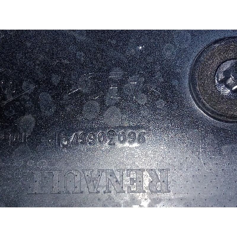 Recambio de aleron trasero para renault clio iv 1.2 16v referencia OEM IAM 960306579R  